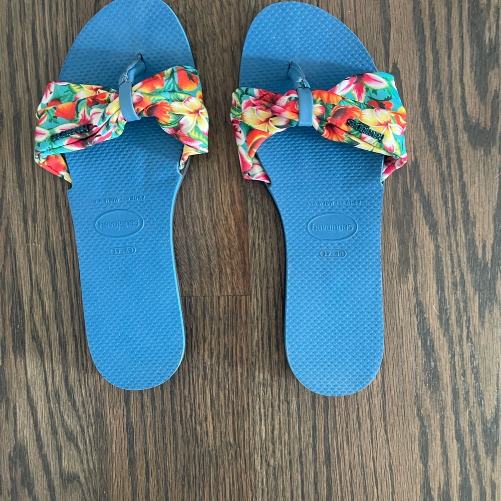 Super cute Hawaiian slides…. Ready for any beach, pool or cabana..